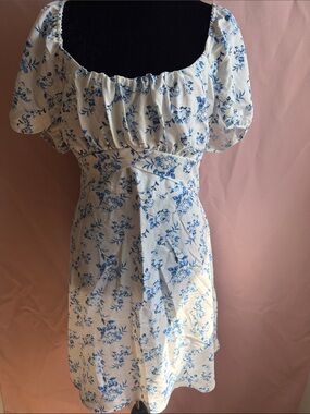 Discreet White Dress with Blue Floral Print and Puff Sleeves